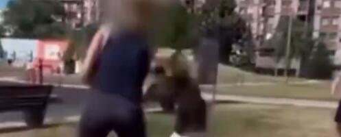 "Udarila sam mu dve pljuske preko kacige, kao dva šamarčića"! Oglasila se žena koja je tukla dete u parku u Šapcu- snimak uznemirio Srbiju, a evo kako se pravda