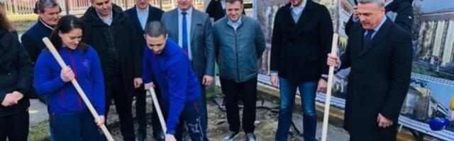 Ministar Udovičić posetio Lučane, Guču, Čačak, Kraljevo i Rašku: Država gradi nove sale, poklanja vrednu sportsku opremu, ULAŽE U NAŠU DECU!