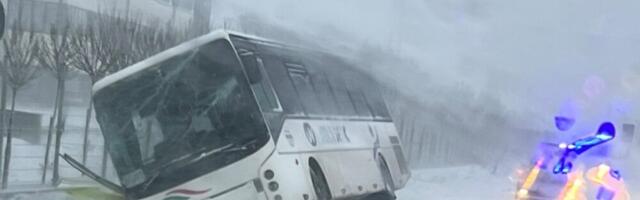Niko od 18 putnika povređenih jutros u Sobovici kod Rače Kragujevačke zbog izletanja autobusa sa puta nije zadržan na bolničkom lečenju