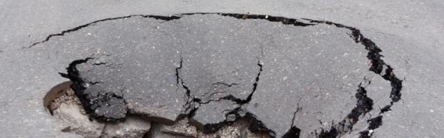 NEVEROVATNO Auto propao kroz asfalt na Vračaru (FOTO)