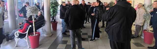 Radnici prete blokadom međunarodnog puta zbog neisplaćenih zarada