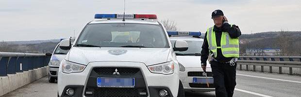 POLICIJA ZAPLENILA TRI I PO TONE POLOVNIH AKUMULATORA: Muškarac i žena švercovali opasne materije preko Sremske Rače!