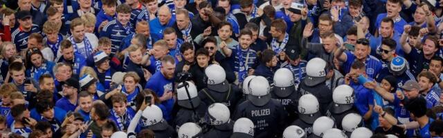 Nije moglo bez haosa! Navijači uleteli na teren, policija u oklopima sprečila upad u svlačionice! (VIDEO)