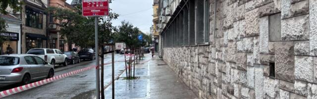 Parking servis se „ogradio“ od svojih parking mesta, iz Grada postavili traku i poručili – „u životnoj ste opasnosti“