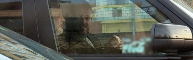 "MOLIM?!" Evo ko Čedi Jovanoviću pravi društvo u stanu na Novom Beogradu nakon optužbi o njegovom bespravnom boravku (FOTO)
