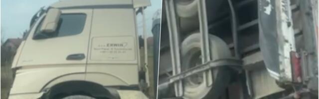 KAMION SLETEO S PUTA I PREVRNUO SE Stravičan prizor na putu Kraljevo-Čačak, vozilo izlomljeno! Formirane kolone, saobraćaj otežan (VIDEO)