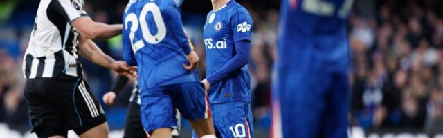 Scena kakva nije viđena na fudbalskim terenima: Igrači Čelsija opkolili sudiju pre početka meča (VIDEO)