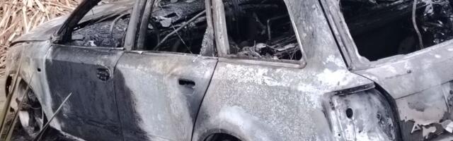 Prizori užasa u dvorištu u Batajnici: Vozilo jedva podseća na automobil posle požara usred noći