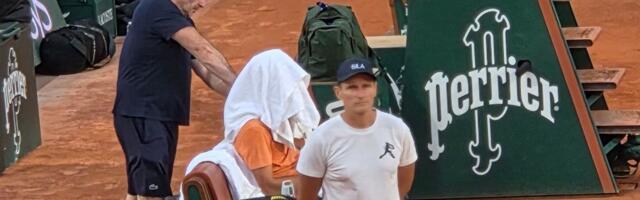 Briga na RG: Đoković neraspoložen seo na klupu, glavu prekrio peškirom, odmah reagovao Miljan Amanović