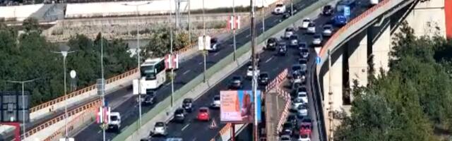 DRAMA NA GAZELI! Zapalio se autobus usred beogradskog špica, saobraćaj u smeru ka Nišu POTPUNO PARALISAN: Hitne službe na terenu!