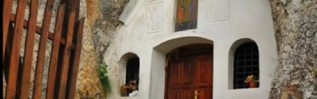 Crkva u pećini nadomak Pirota jedinstvena je u svetu: U njoj se nalazi neobična Isusova freska