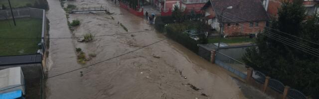 POPLAVE U NOVOM PAZARU: Jošanica se izlila u naselju Šutenovac (FOTO+VIDEO)