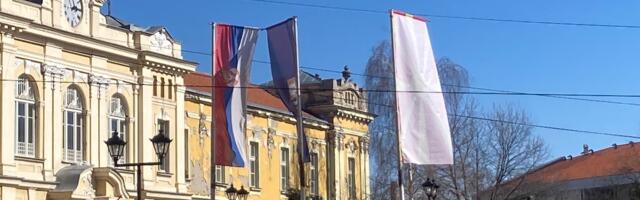 Toplica čeka Vučića, vlast okačila „bele zastave“ na više lokacija u Prokuplju