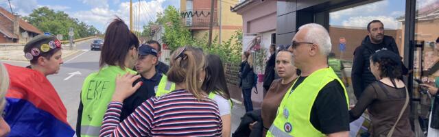 Žena gađala termosom redarku na blokadi nadvožnjaka u Pivari