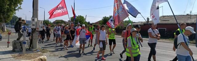 Kragujevčani pešače do Knića na protest (FOTO)