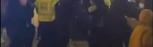 IMA MRTVIH U ČIKAGU: Pucnjave tokom paljenja novogodišnje jelke, uplašene porodice bežale u panici (VIDEO)