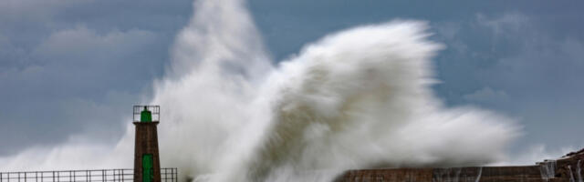 IMA MRTVIH Snažan talas u Španiji odvukao plivače u more