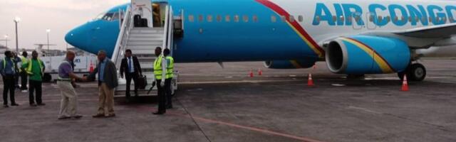 (VIDEO) Drama na aerodromu: Putnici iskakali iz aviona sa velike visine - "Nismo mogli više da izdržimo!"