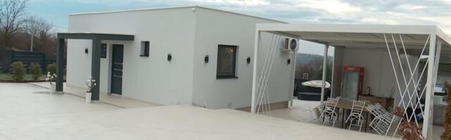 Ovako izgleda luks vikendica Bore Santane od 100.000 evra, a pored placa Milice Kemez: Napravio unosan biznis