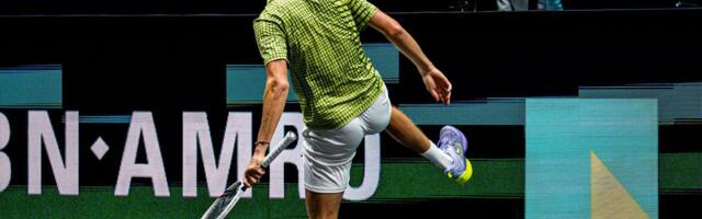 "Izbrišite ove loptice iz ovog je*enog života! Ja vidim da nisu okrugle..." Medvedev izgubio živce, svađao se, udarao u reklamu /FOTO/