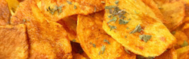 Najhrskaviji domaći čips koji je sto puta bolji od kupovnog: Baka otkrila šta mu daje poseban šmek, vredi probati