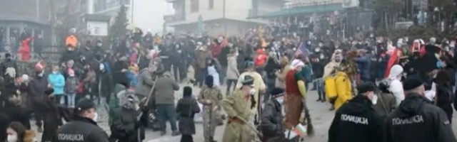 BUGARI POBESNELI! MAKEDONCI IM JAVNO ZAPALILI ZASTAVU! Bugarski ambasador u Skoplju oštro reagovao /VIDEO/