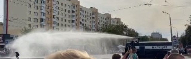 SLEDE HAPŠENJA! Policija rasteruje demonstrante vodenim topovima u Belorusiji! (VIDEO)