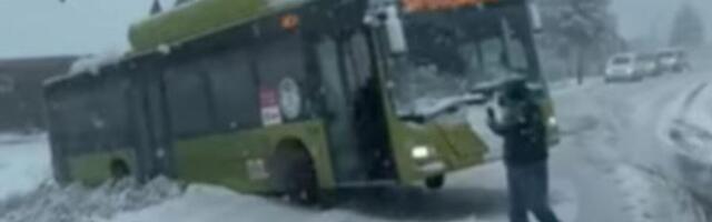 Sneg napravio probleme širom Srbije: Autobus skliznuo s puta kod Šapca, u ovom delu vozila se se ne pomeraju!