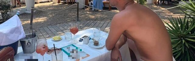 Voditelj uslikan na odmoru: Na njemu samo beli, uski šorčić, a na stolu samo što od ptice mleka nema