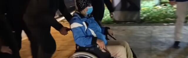Dijana Hrka krenula da primi infuziju: Do automobila je u invalidskim kolicima dogurali veterani