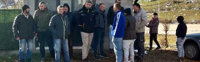 Mirni protest mještana Baćice: Lokalna vlast u Tutinu ostavila djecu bez prevoza, roditelji digli glas