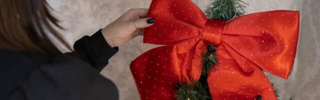 Transformišite svoju jelku: Napravite savršenu džinovsku mašnu za 10 minuta (VIDEO)