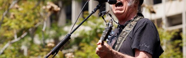 Nil Jang nudi utehu Grenlanđanima: 'Zanemarite Trampa, slušajte moju muziku besplatno'