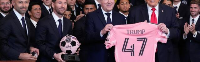 Mesi poklonio Trampu ružičastu loptu na prijemu u Beloj kući