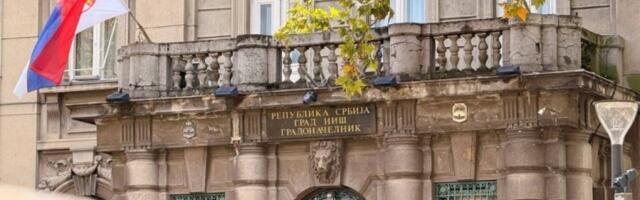 GRAD NIŠ DONEO VAŽNU ODLUKU! Zastave na jarbolima u svim niškim školama! (FOTO)
