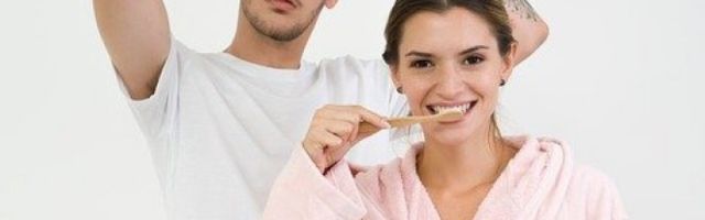 IMA RAZLIKE! Da li prvo kvasite četkicu za zube pa stavljate pastu ili prvo stavite pastu pa kvasite četkicu?