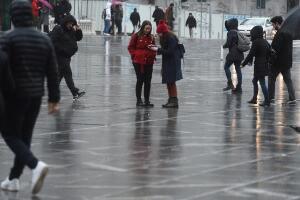 Суво у већем делу земље, увече слаб снег