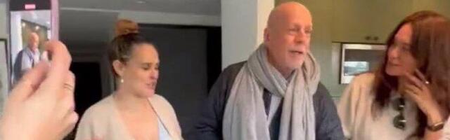 TUŽAN SNIMAK BRUSA VILISA BEZ ZUBA! Glumac juče proslavio rođendan okružen porodicom! (VIDEO)