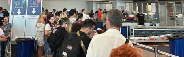 VELIKE GUŽVE NA AERODROMU "NIKOLA TESLA" ZBOG PADA SISTEMA: Nervozni putnici snimili šta se dešava! (VIDEO)