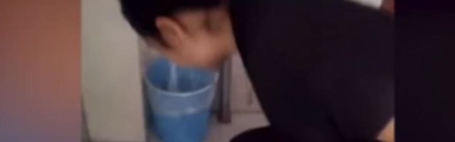 Ovaj snimak je zgrozio svet: Čistačica pije vodu iz čučavca, razlog je bizaran i ponižavajuć! (VIDEO)