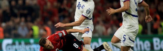 SRBIJA UZELA BOD U NESPORTSKIM USLOVIMA! Albanski navijači prevršili svaku meru, PAMTIĆE SE PETROVIĆEVA ODBRANA PENALA