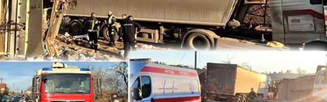 Jezivi prizori na mestu nesreće kod Loznice: Delovi vozila svuda po putu (FOTO)