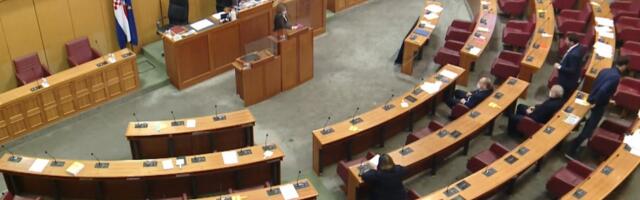 Poslanicu udarila struja u hrvatskom parlamentu, prostorijom se prolomio vrisak: Kamere sve snimile