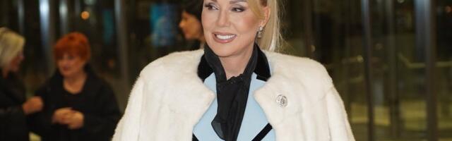 Dubok šlic i raširene noge: Brena zapalila sve stajlingom, umalo pokazala previše (FOTO)