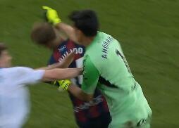 OGLASIO SE GOLMAN KOJI PESNICOM NOKAUTIRAO PROTIVNIČKOG IGRAČA! Snimak BRUTALNE TUČE obilazi planetu, a evo šta on ima da kaže! VIDEO