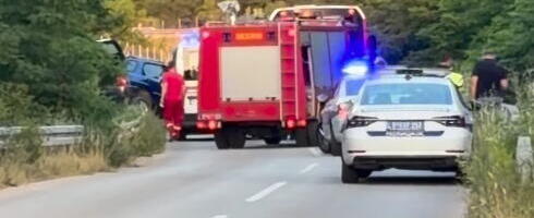 STRAVIČNA NESREĆA KOD NIŠA, IMA POGINULIH! Sudarili se autobus i automobil, troje ljudi povređeno - OBJAVLJEN SNIMAK S MESTA NESREĆE (VIDEO)