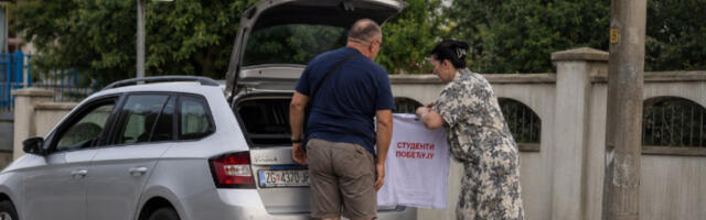 Из аутомобила са хрватским таблицама вадили мајице „Студенти побеђују”