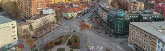CEO KRAGUJEVAC BRUJI O INCIDENTU U FRIZERSKOM SALONU Došao da naplati kiriju pa izbačen iz SOPSTVENOG OBJEKTA! Letelo staklo, umesto para dobio ZABRANU PRILASKA