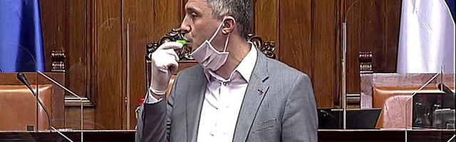 PREKID NA POČETKU SEDNICE: Obradović duvao u pištaljku