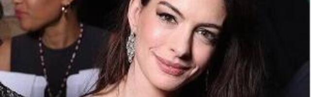 Ен Хатавеј, леопард хаљина и секси плес на Недељи моде у Паризу